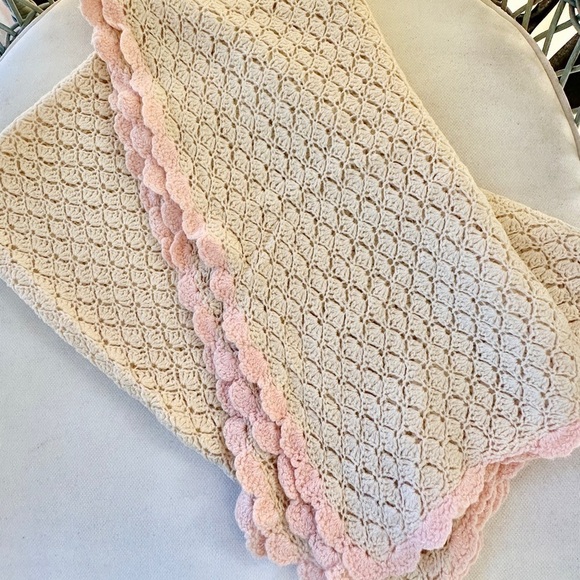 VINTAGE, BEAUTIFULLY HANDMADE, BABY BLANKET. CREAM COLOR WITH PINK TRIM. - Picture 9 of 11